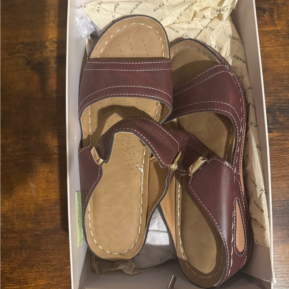Comfort Slide Sandals in Burgundy